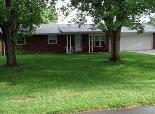 1505 Robin Hood Dr, Seymour, IN 47274