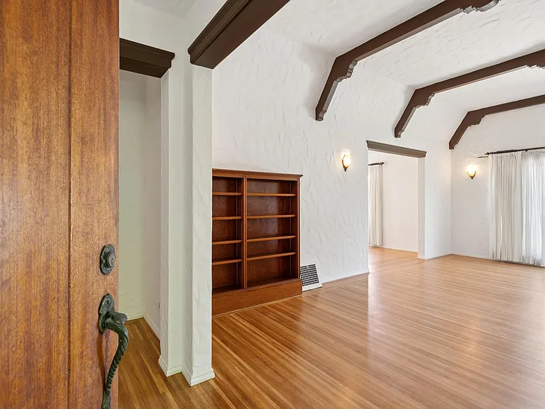 111 Windsor Ave — Photo 3