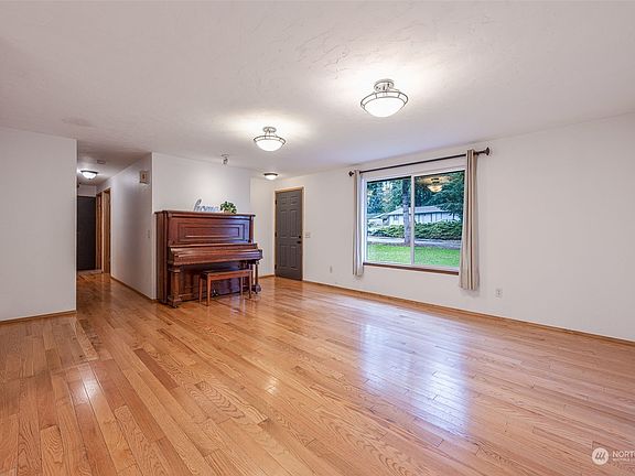 4th image of 1608 SE Foxfire Drive