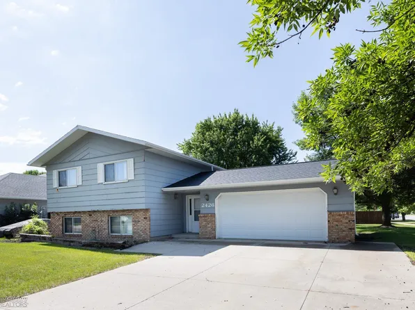 2426 34 1/2 Ave S, Fargo, ND 58104