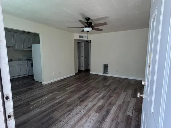 2330 E Ashlan Ave, Fresno, CA