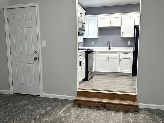 3rd image of 33 Ryerson Ave Floor 2