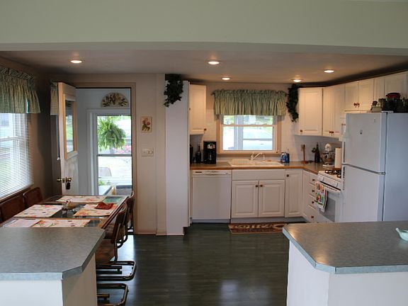5th image of 4525 N Lakeshore Dr #9