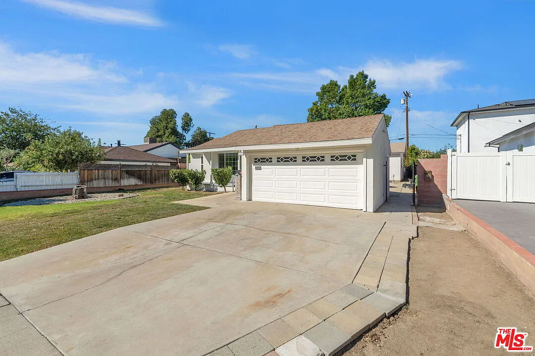3 bed, 2.0 bath, 1100 sqft, $3,900 — Photo 3