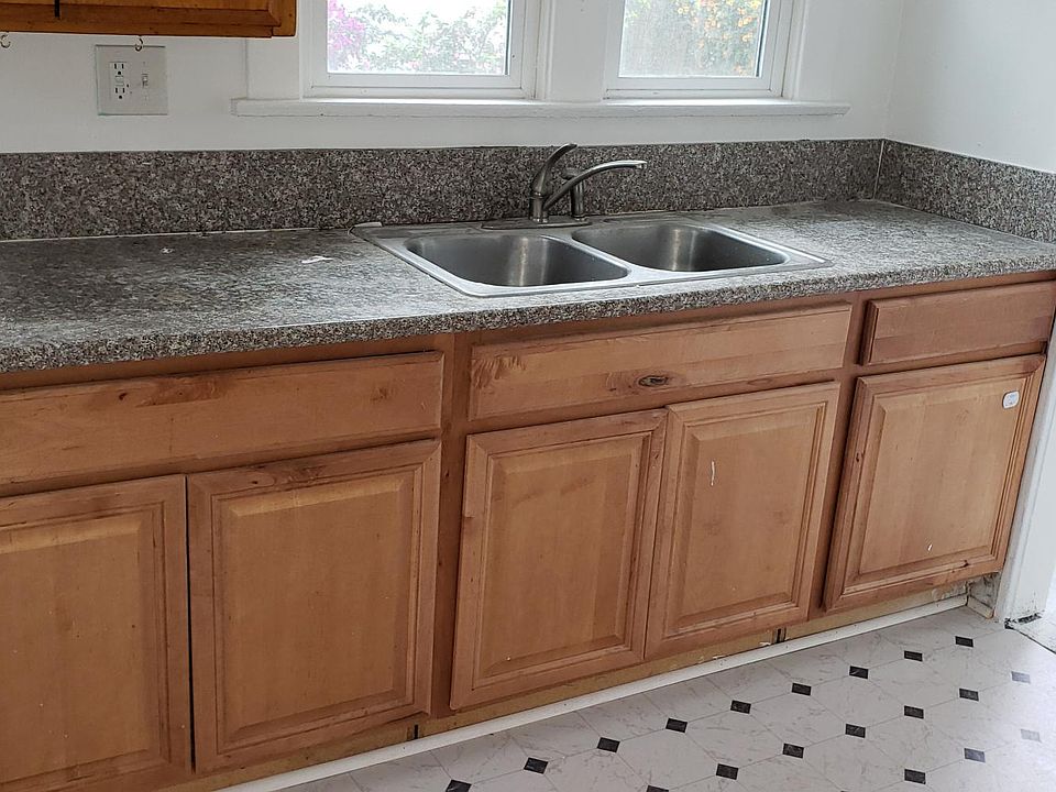 2nd image of 3112 Phelps Ave