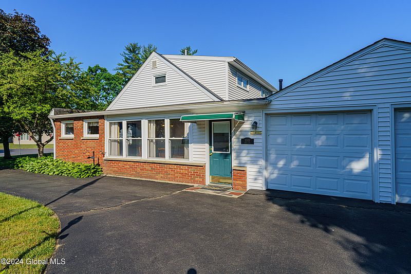 4th image of 1005 Spry Lane