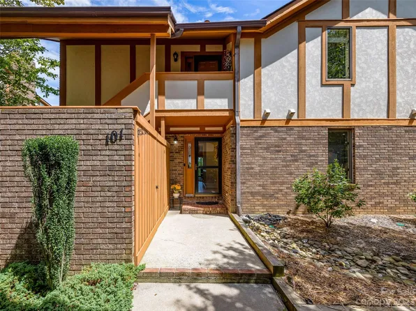 101 Fleetwood Plz, Hendersonville, NC 28739