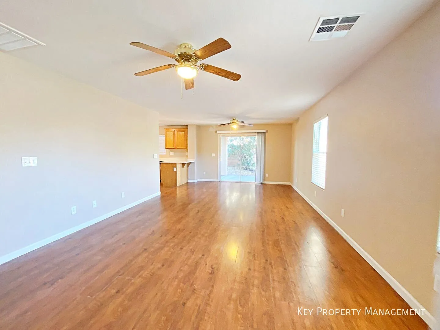 Spacious 4-Bedroom Home With Den & Loft In Cul-de-Sac — Photo 4