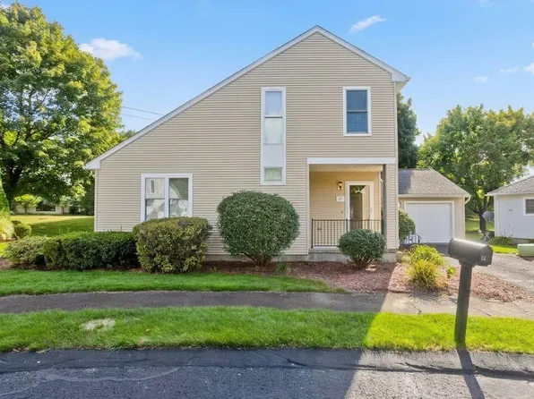 27 Curry Ln #27, Chicopee, MA 01022
