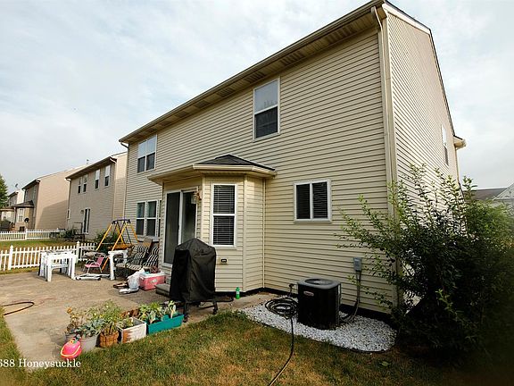 3rd image of 688 Honeysuckle Ln