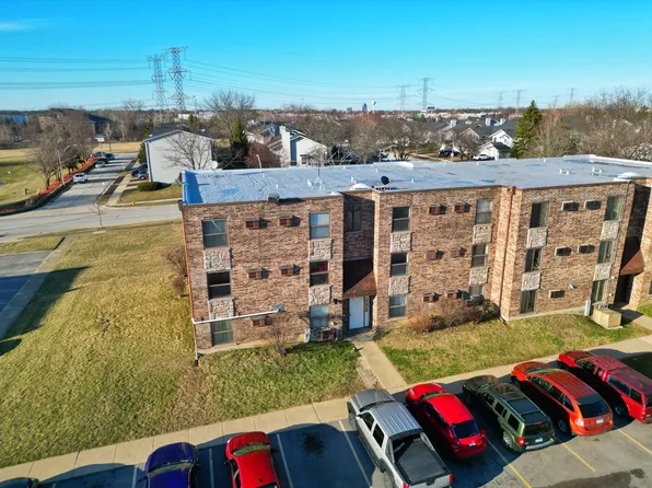 735 N Swift Rd APT 102, Addison, IL 60101