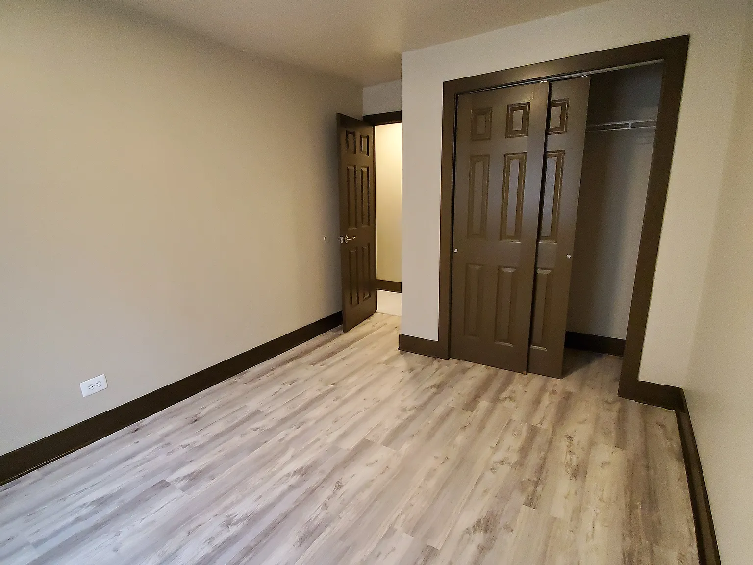 Multi-unit bldg, heat and appliances incl. — Photo 3