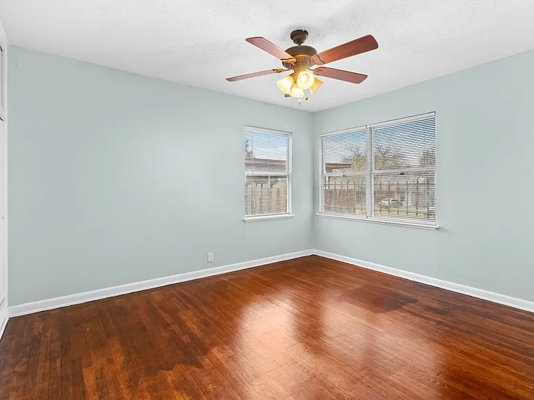527 Lively Dr — Photo 4
