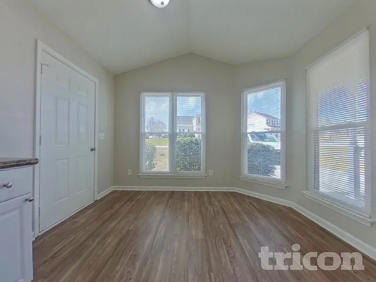 279 Legend Oaks Dr — Photo 5