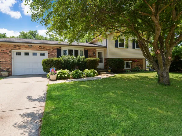 2905 Winchester Dr, Bloomington, IL 61704