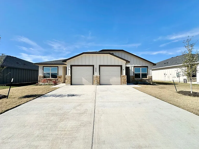 905 Cherry Laurel Ln — Photo 1