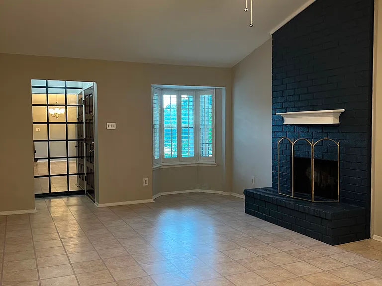 5004 Palo Alto Dr — Photo 1