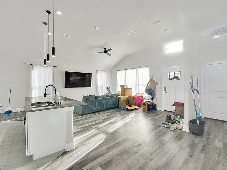 4621 Collins Ave — Photo 8