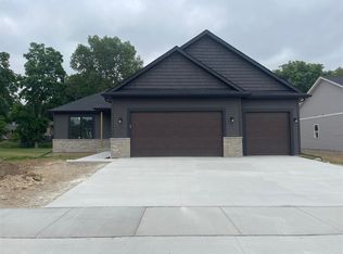 3829 N Woodbury Ln, Janesville, WI 53545