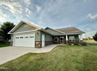 3430 Edgewood Pl, Bismarck, ND 58503