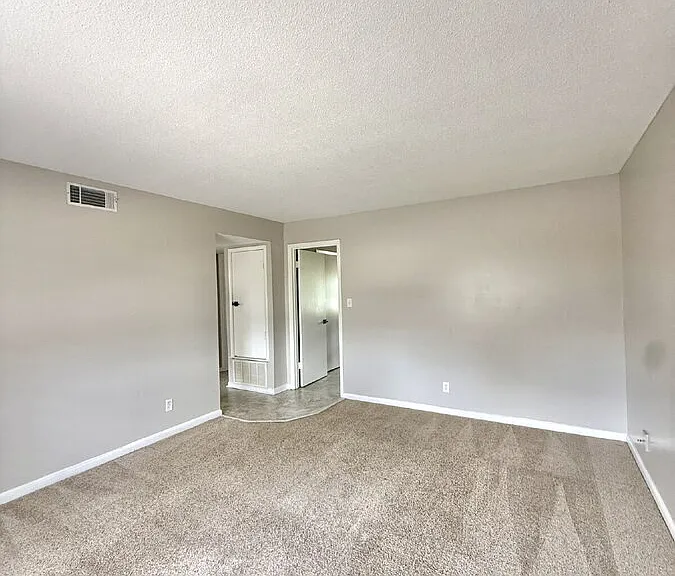 102 Woodhouse Ln #C — Photo 3
