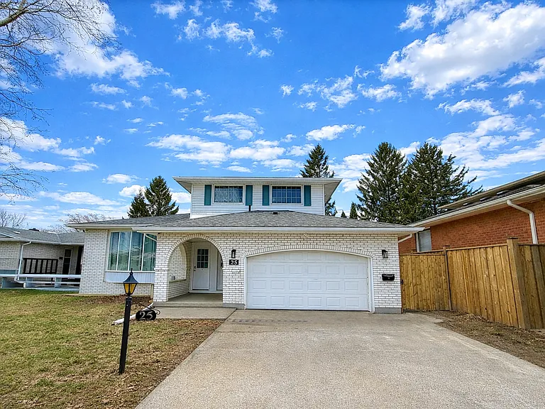 25 Meadowbrook Cres #1 — Photo 1