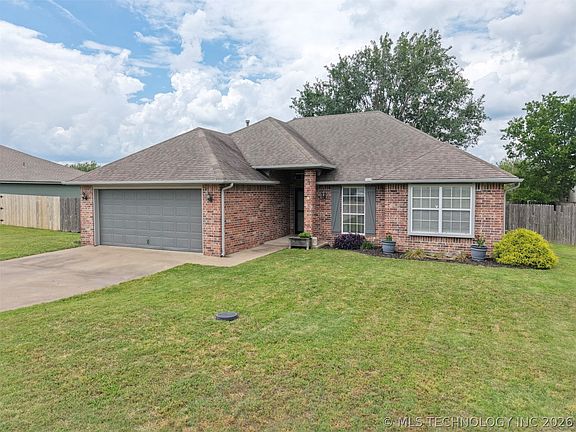 3rd image of 1108 S Mockingbird Ln