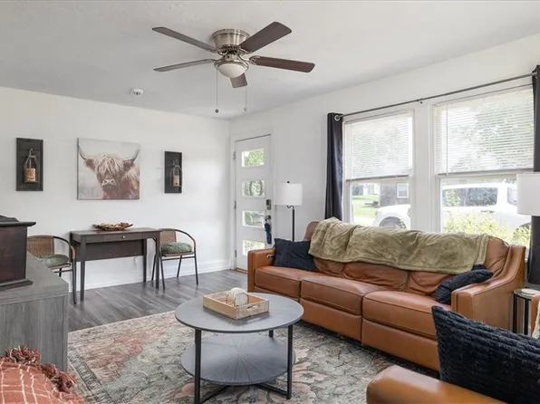 2 NE Vine St, Lees Summit, MO 64063