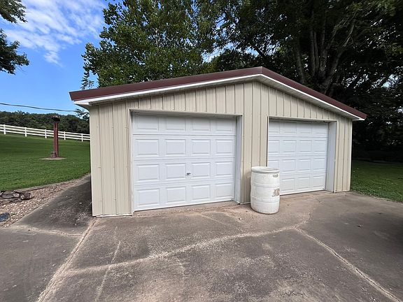 3rd image of 1720 Hugenberg Ln