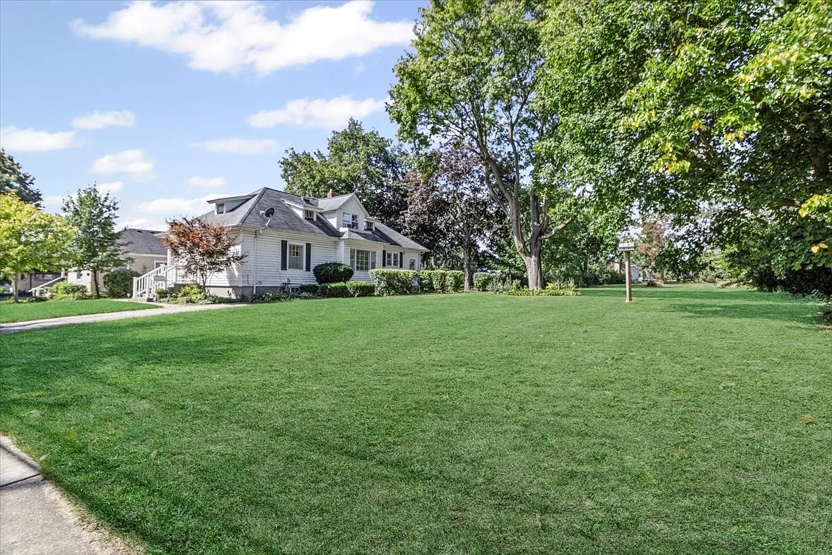 110 Lincoln Ave photo 1