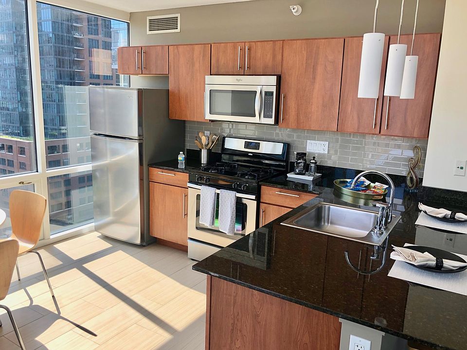 1st image of 717 N Wells St #708