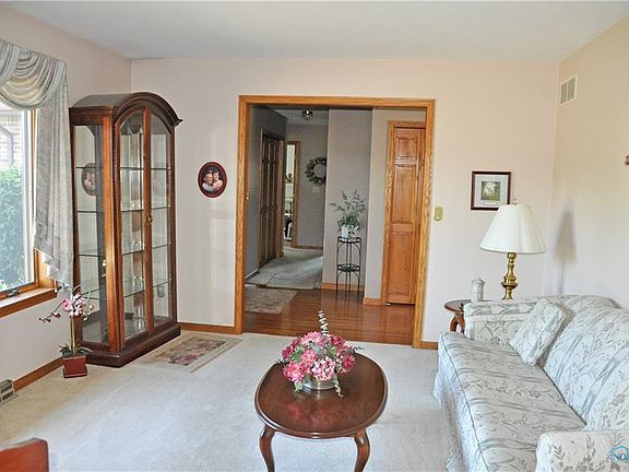 4th image of 20 Ponds Side Dr
