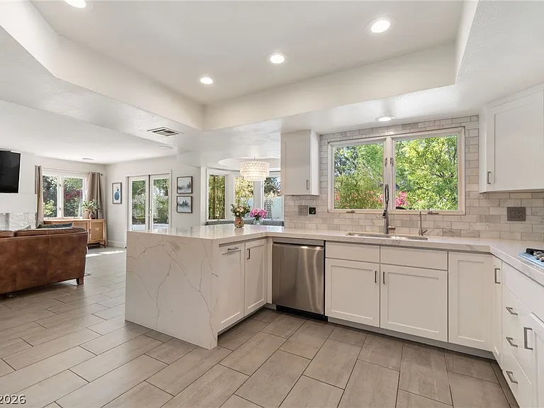 2233 Versailles Ct — Photo 46