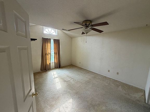 4th image of 104 E Evergreen Ln