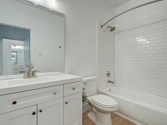 4th image of 2422 Quenby St #A2