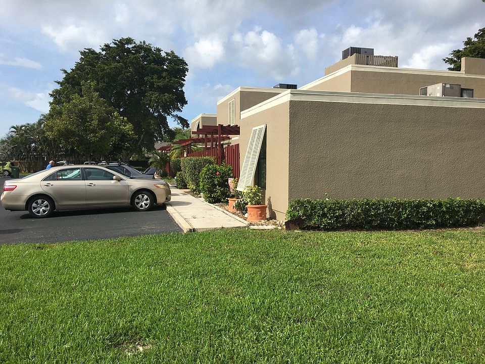 2nd image of 10901 Cedar Ln
