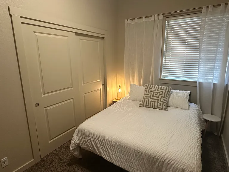 guest room (queen bed)
