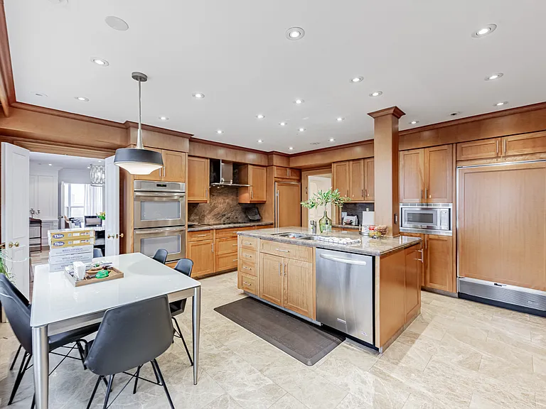 2500 Bathurst St — Photo 23
