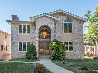 405 Chestnut St, Ridgefield, NJ 07657