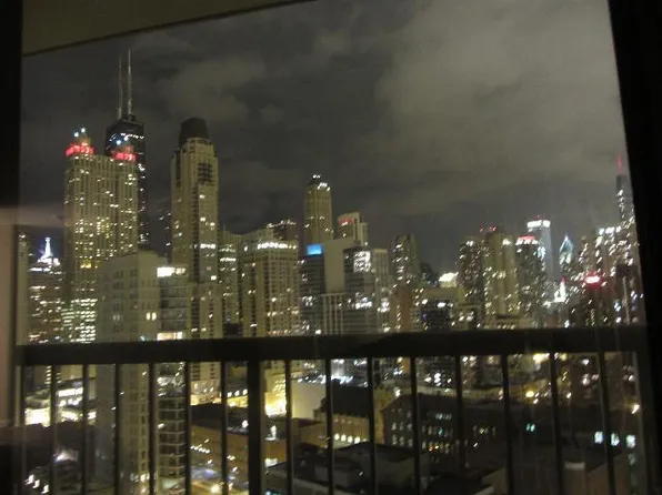111 W Maple St, Chicago, IL