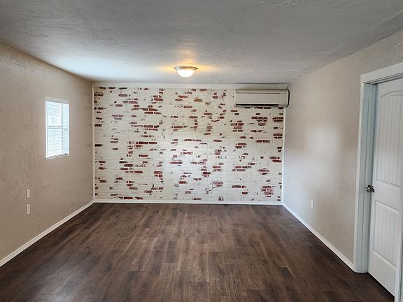 5th image of 17 Glenda Dr