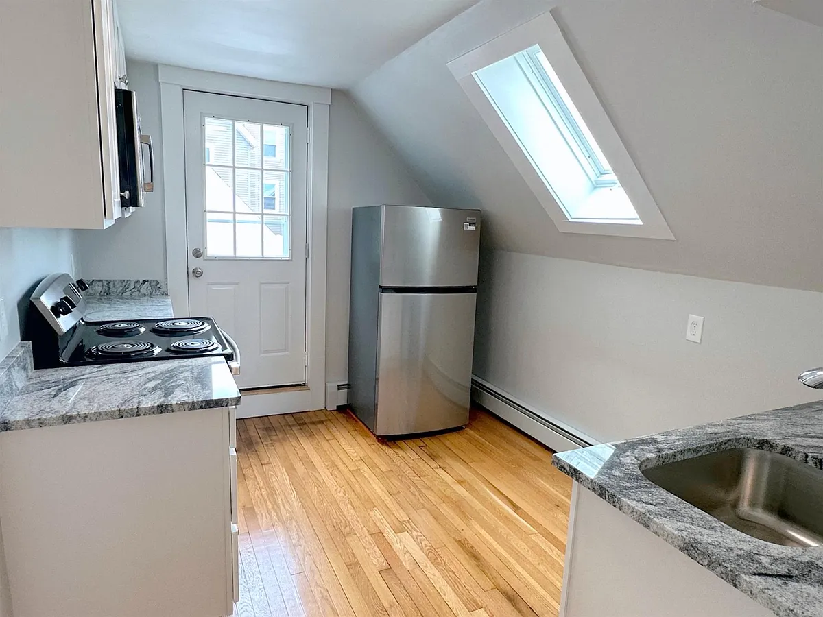 Building Photo - 115 Hudson St #3