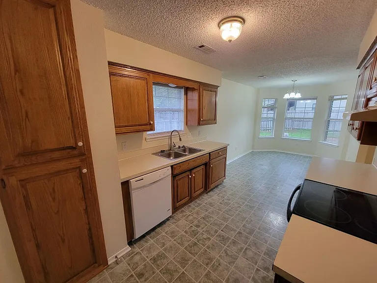 902 S Liberty Dr — Photo 6