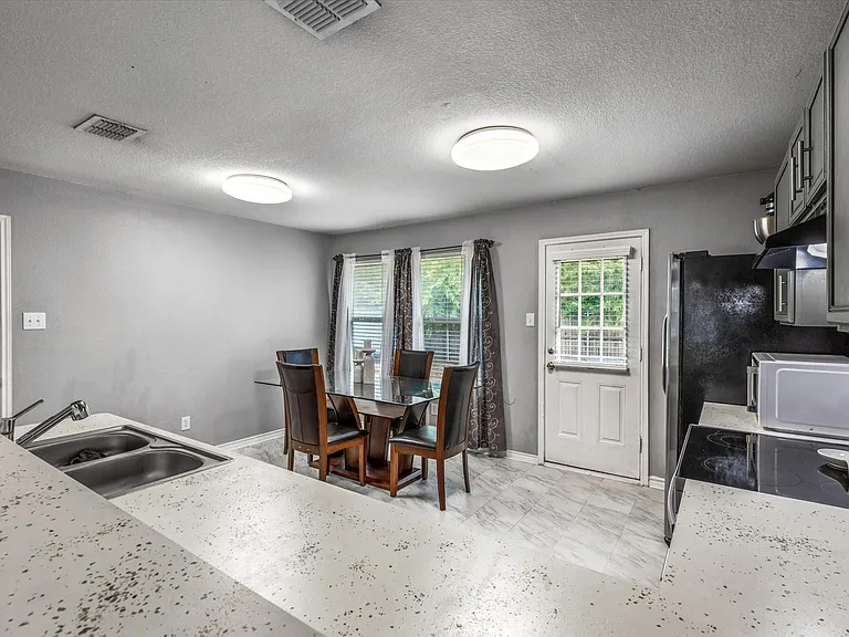 8610 Mountain Bluff Ln — Photo 11