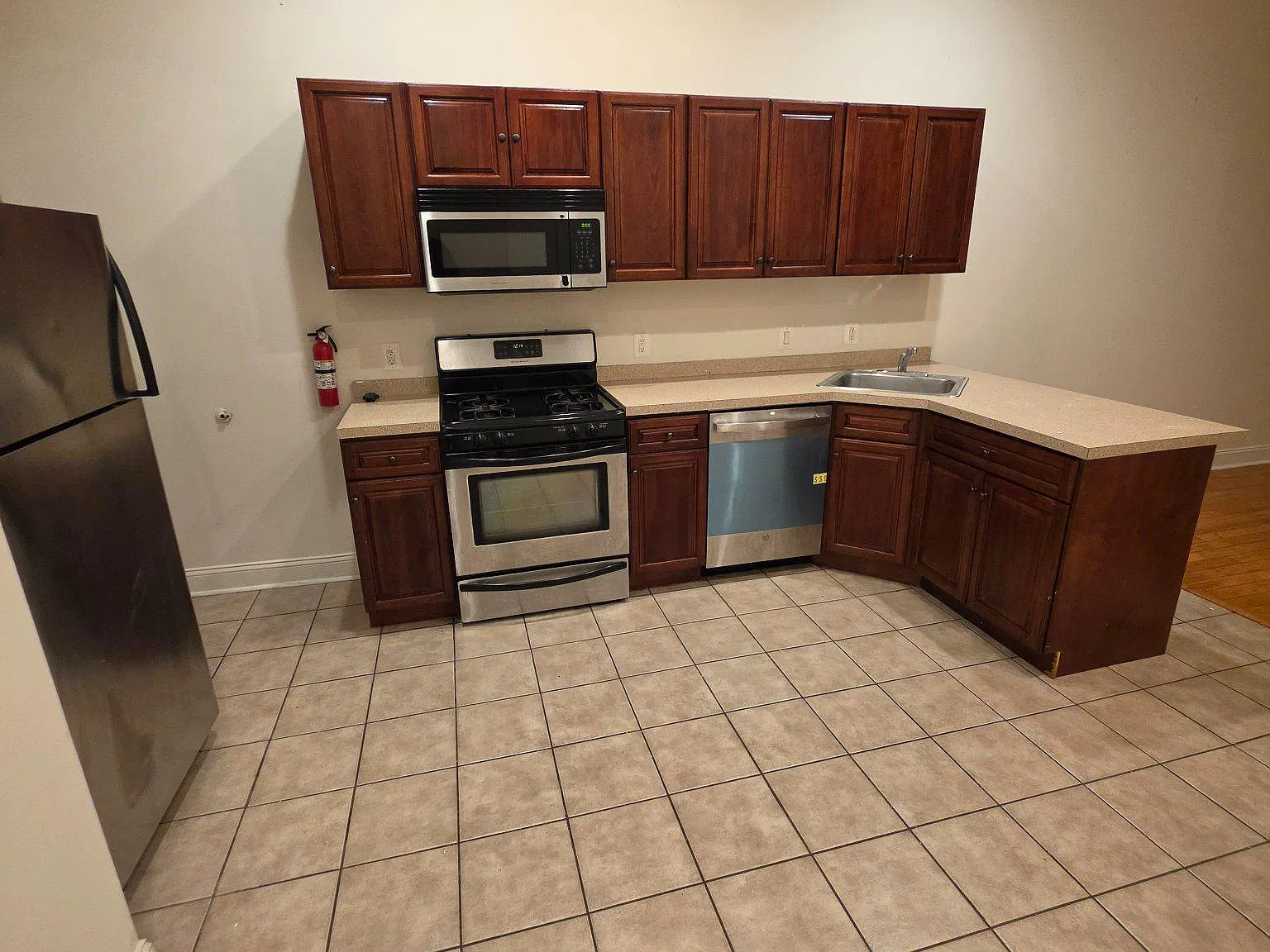4 bed, 2.0 bath, 1400 sqft, $2,000 — Photo 2