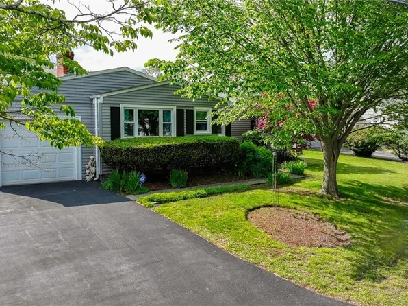11 Laurelhurst Rd, Cranston, RI 02920