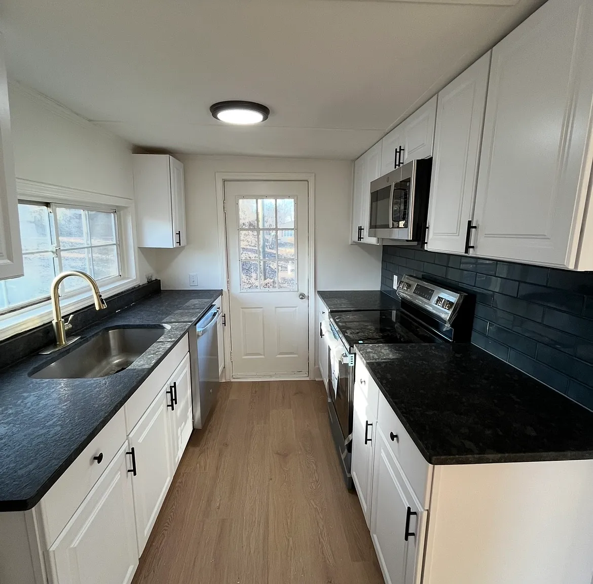 112 Latham Ln — Photo 4