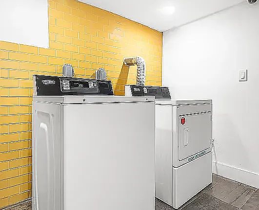5th image of 631 E 6th St APT 1A