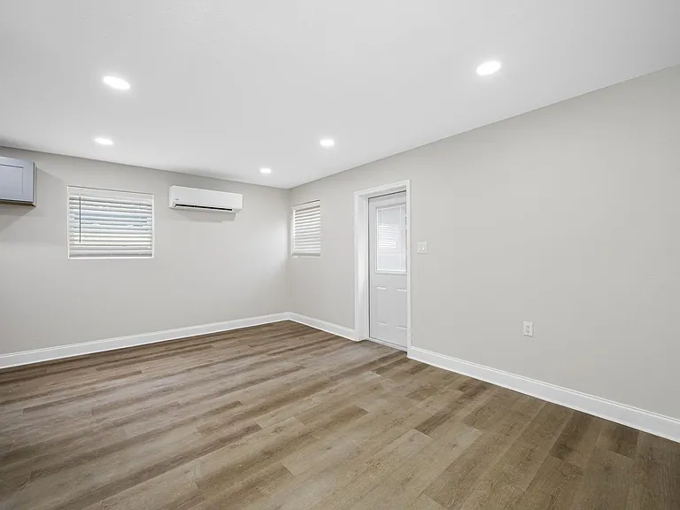 129 Danube Ave — Photo 7