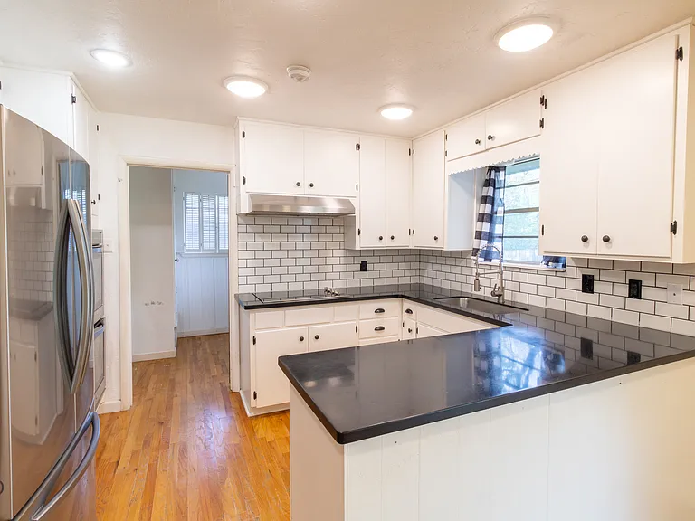 1556 Singleton Ave — Photo 6